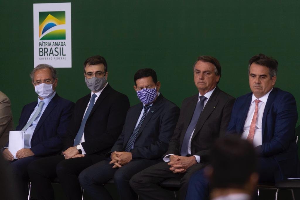 Ministro da economia Paulo Guedes e Pedro Guimarães presidente da caixa, Mourão, Ciro Nogueira e Bolsonaro durante agenda presidente jair bolsonaro Evento de lançamento do Programa Nacional de Crescimento Verde no Palácio do Planalto