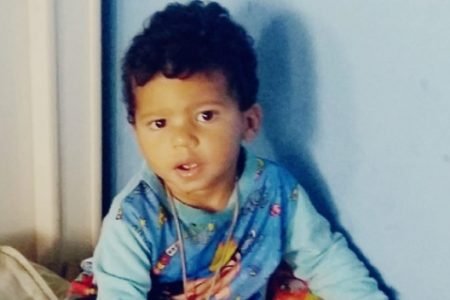 Mário Neto Ferreira Lourenço, de 1 ano e meio, morta baleada na tarde dessa segunda-feira, em Mesquita