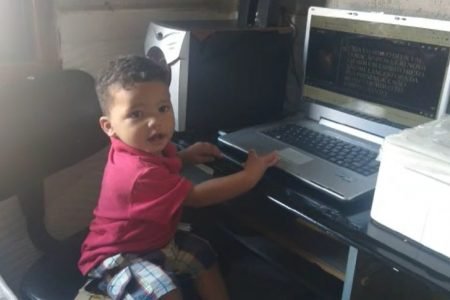 Mário Neto Ferreira Lourenço, de 1 ano e meio, morto baleado na tarde dessa segunda-feira, em Mesquita (RJ)
