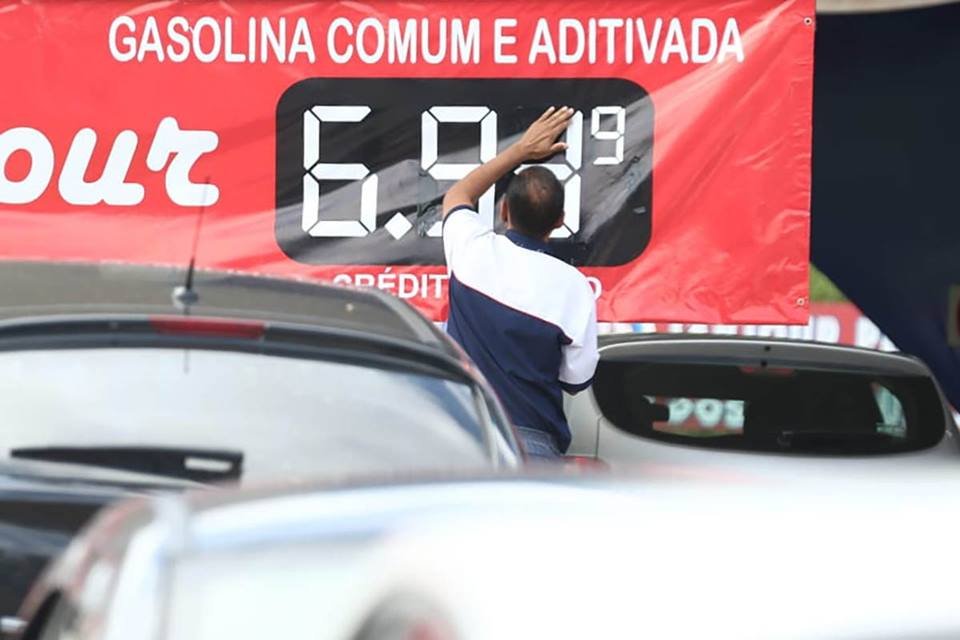 Homem arruma banner