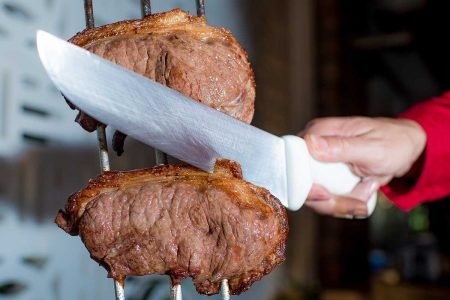 Homem corta picanha