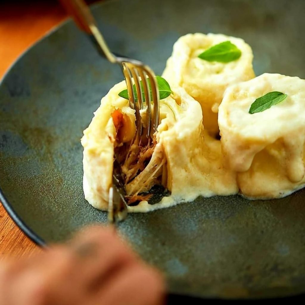 Rondelli de minas padrão, mozarella de búfala, tomates assados e manjericão