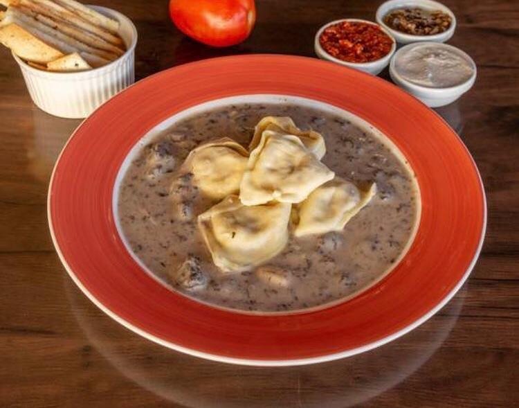Tortelloni de nozes ao molho funghi
