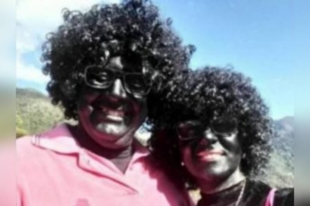 Casal pinta rostos de preto e usa perucas em festa à fantasia em igreja em Petrópolis (RJ)