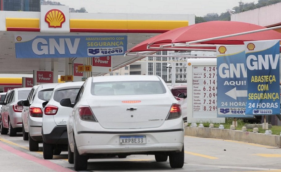 A alta no preço da gasolina e do diesel fez motoristas correrem para abastecer com GNV