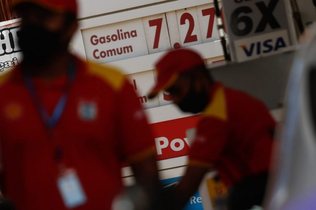 Os motoristas goianos encontraram o litro da gasolina bem mais caro nesta terça, 26/10/2021