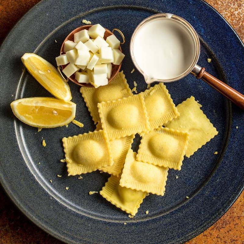 Ravioli de queijo canastra e raspas de limão siciliano