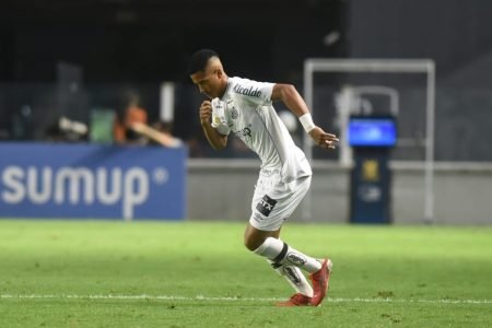 Ângelo, atacante do Santos
