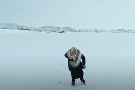 Senhora de 80 anos patina em lago congelado na Rússia