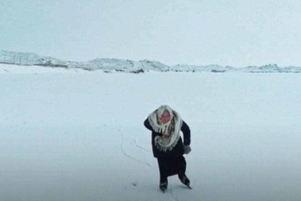 Russa de 80 anos patina em lago congelado na Sibéria. Veja o vídeo