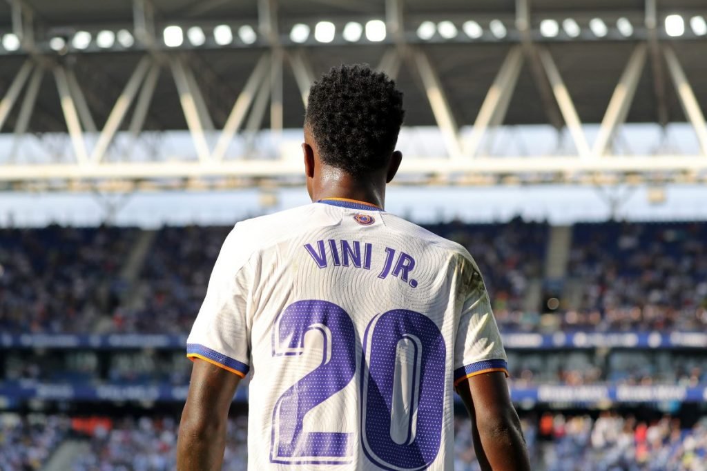 Imagem mostra o jogador Vinicius Jr , do Real Madrid, de costas. Ele foi vítima de cantos racistas durantes o Campeonato Espanhol - Metrópoles