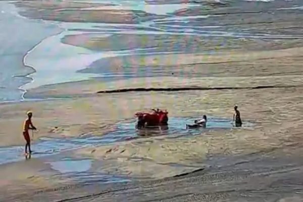 Mulheres atolam em obra que aumenta faixa de areia em Balneário Camboriú  (SC); veja vídeo - 27/10/2021 - Cotidiano - Folha