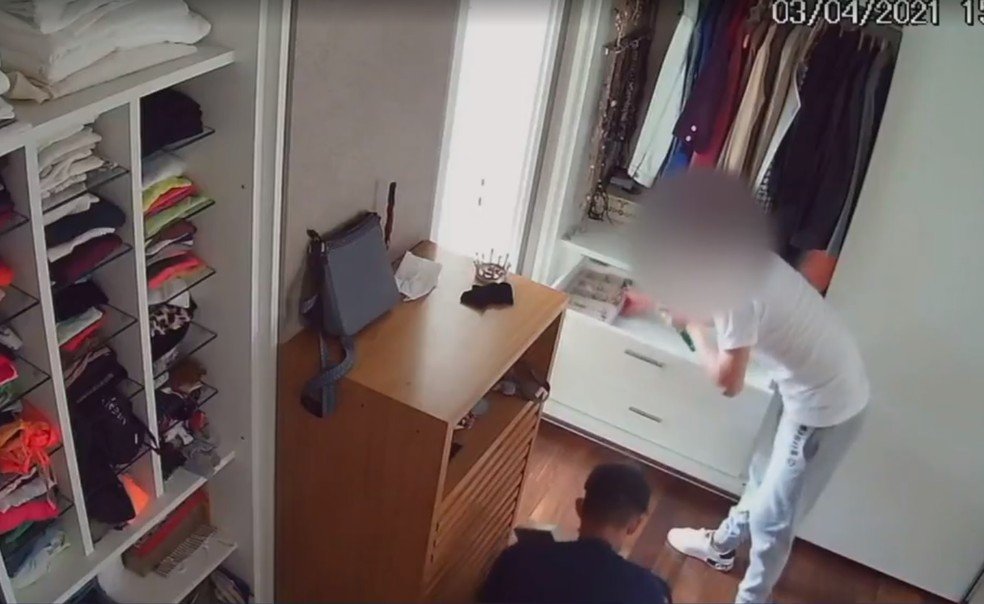 Câmeras de segurança mostram eles revirando armários no apartamento de luxo