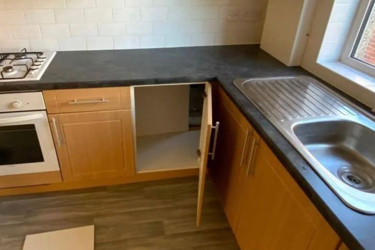 Casal encontra quarto secreto bizarro em novo apartamento. Veja fotos