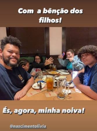 Babu Santana anuncia noivado com Lívia Nascimento