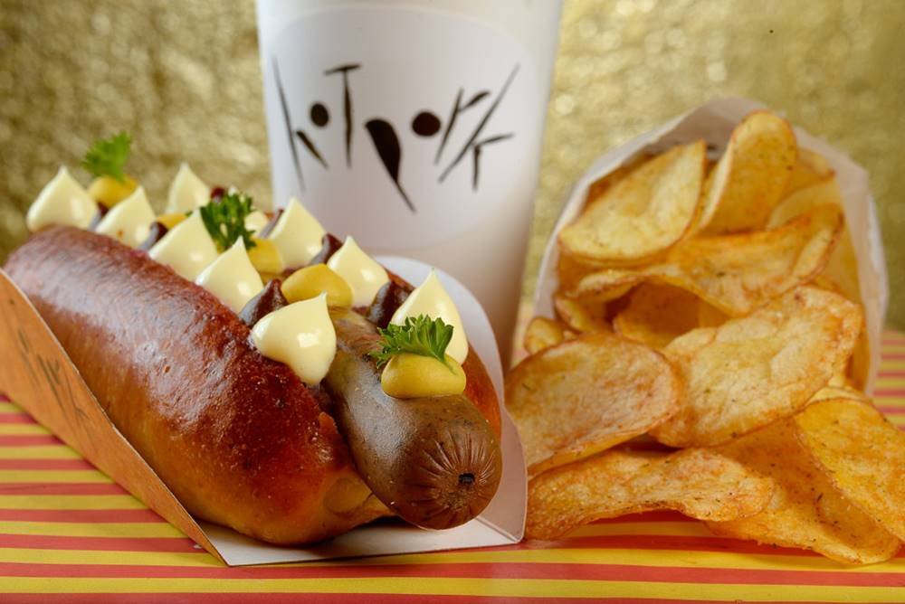 Cachorro quente com molho e acompanhamentos