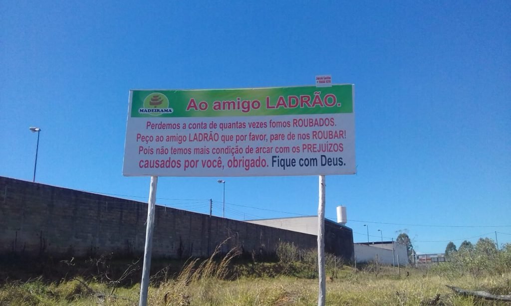 Empresário colocou um outdoor para