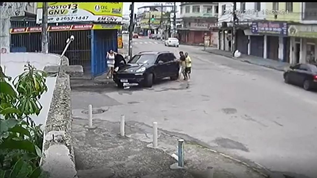 Mecânico é roubado quando passeava com Porsche de cliente em Nova Iguaçu (8) (1)