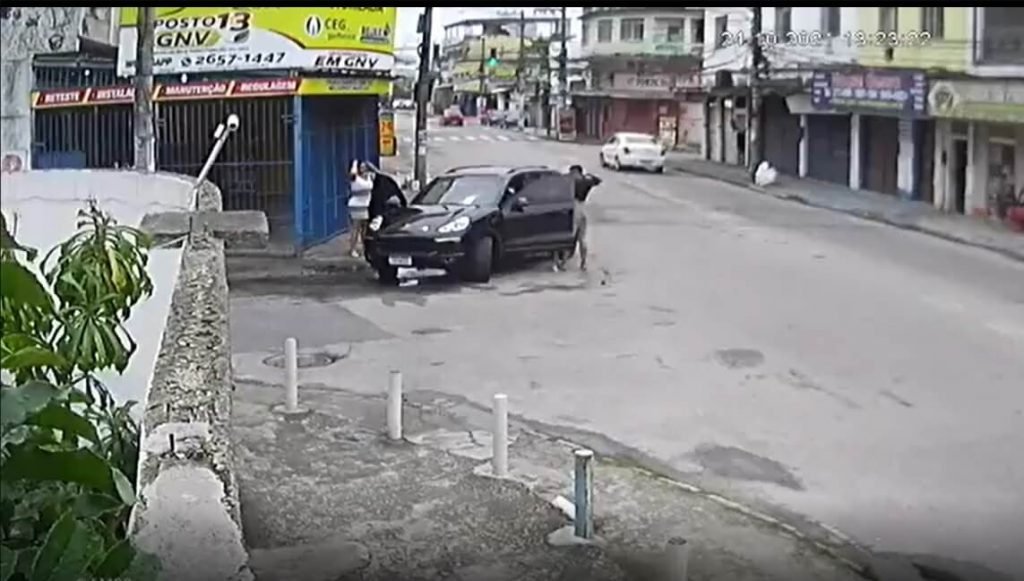 Mecânico é roubado quando passeava com Porsche de cliente em Nova Iguaçu (8) (1)