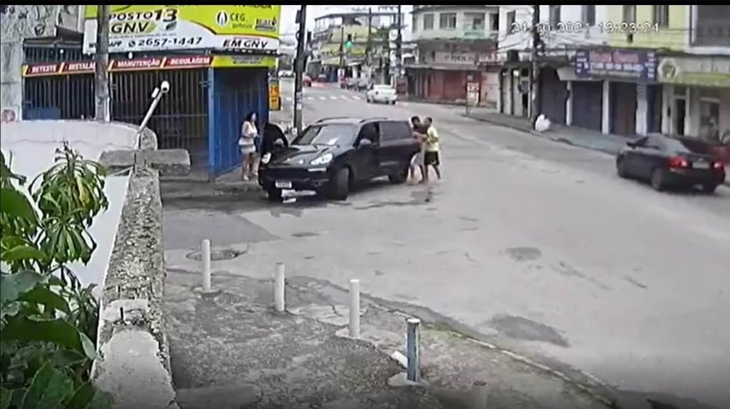 Mecânico é roubado quando passeava com Porsche de cliente em Nova Iguaçu (8) (1)