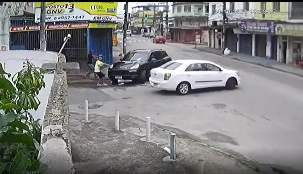 Mecânico é roubado quando passeava com Porsche de cliente em Nova Iguaçu (8) (1)