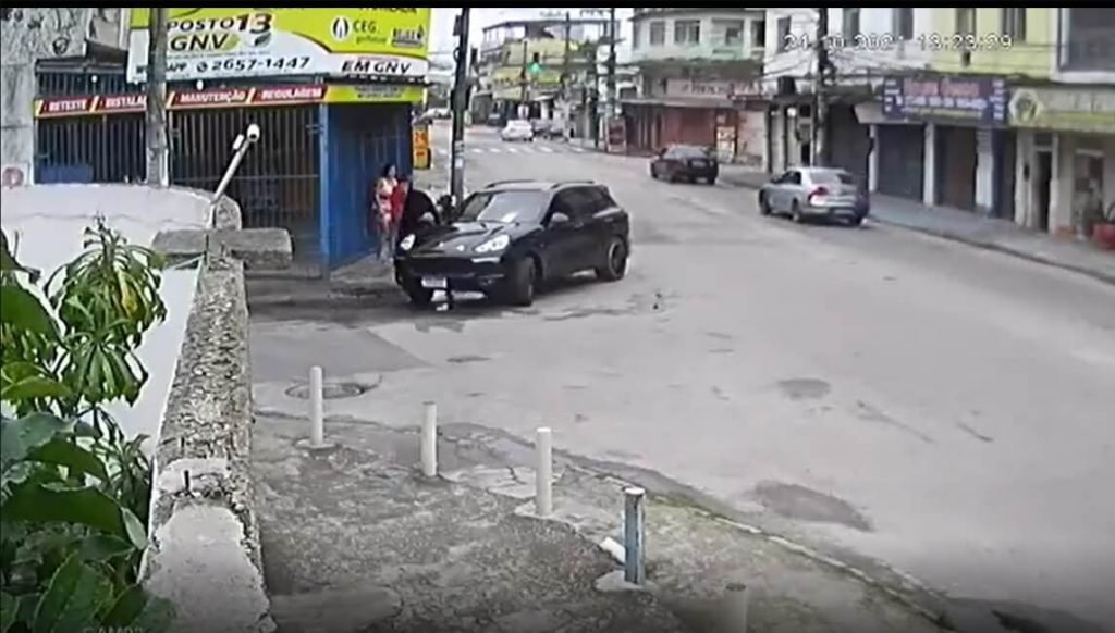 Mecânico é roubado quando passeava com Porsche de cliente em Nova Iguaçu (8) (1)