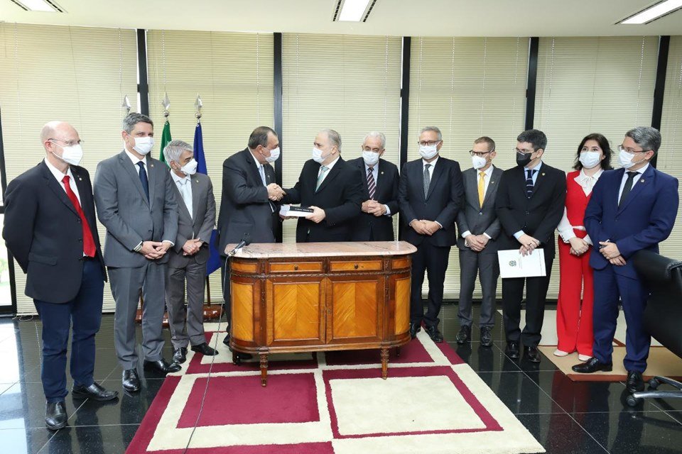 Aras recebe integrantes da CPI da Covid-19 com relatório final da comissão