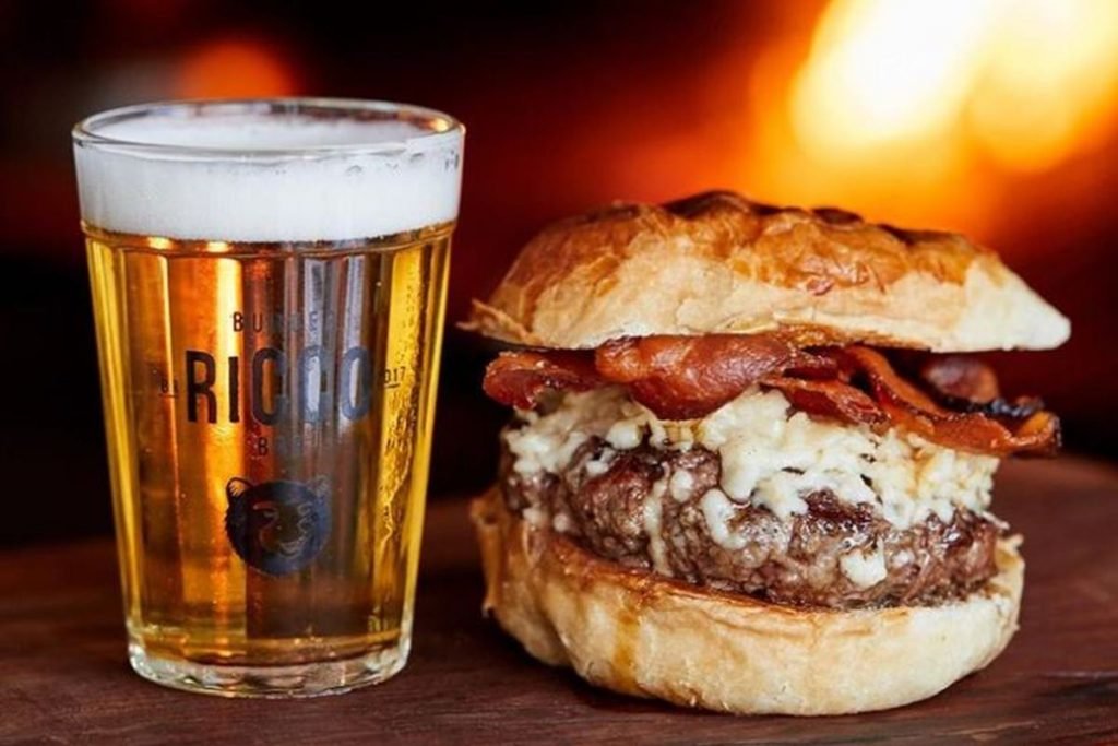 copo de cerveja e hambúrguer