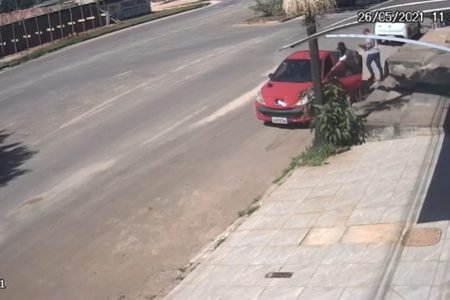 carro sendo roubado