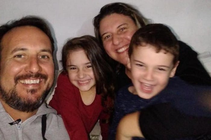 Adriana Pisoni, de 46 anos, o marido dela, Antônio Carlos Azambuja, de 41, e os dois filhos do casal, de 6 e 4, morreram em um acidente de trânsito