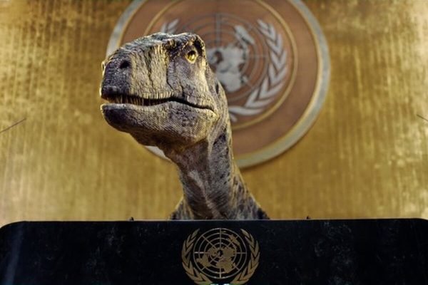 Dinossauro &quot;invade&quot; Assembleia Geral da ONU às vésperas da COP26