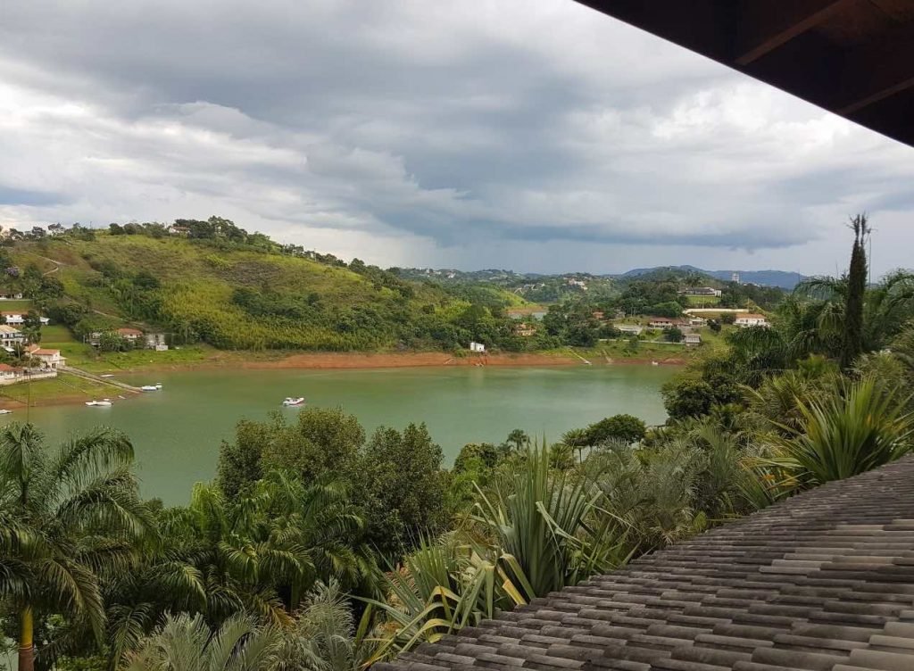 Vista para lago em propriedade de traficante ligado ao PCC