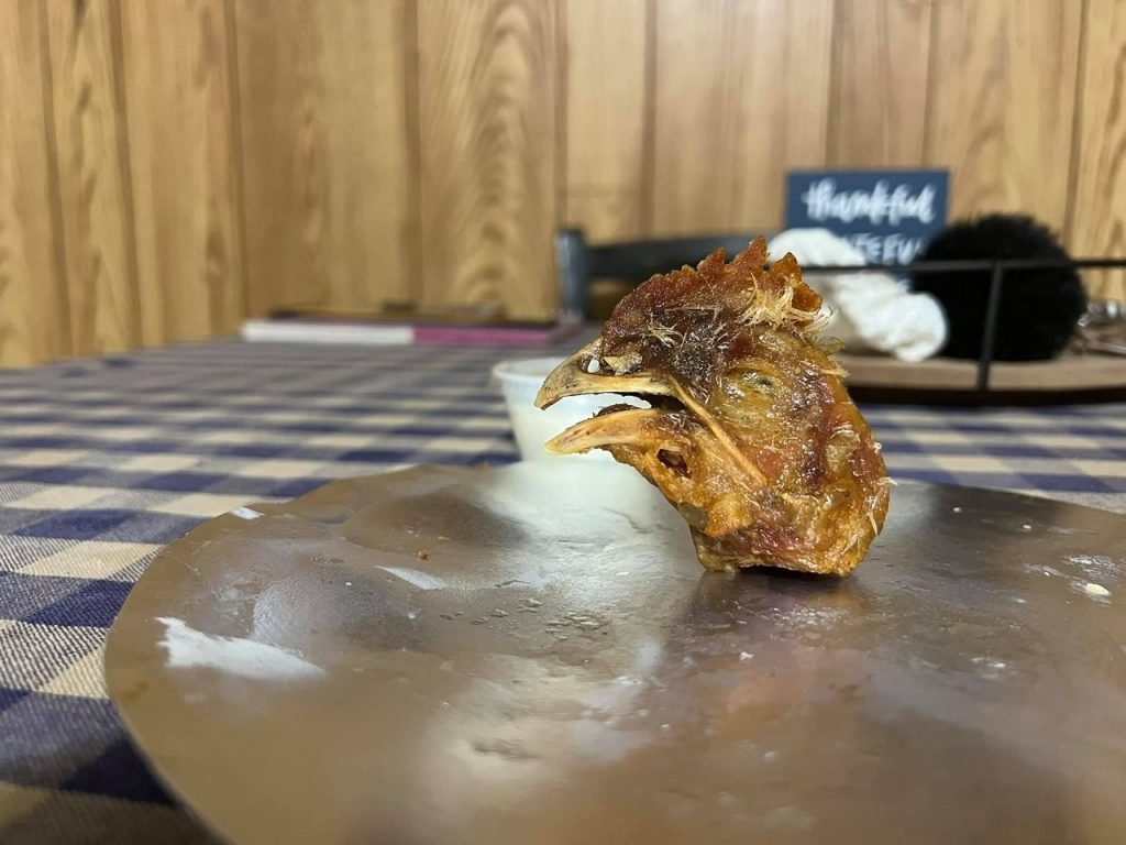 Mulher encontrou cabeça de galinha em pote de frango