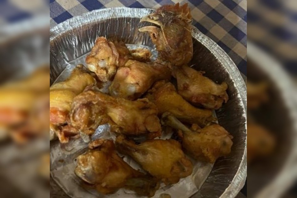 Mulher encontra cabeça de galinha em balde de frango frito