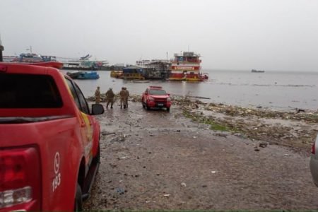 Feto é visto boiando no rio próximo ao porto de Manaus