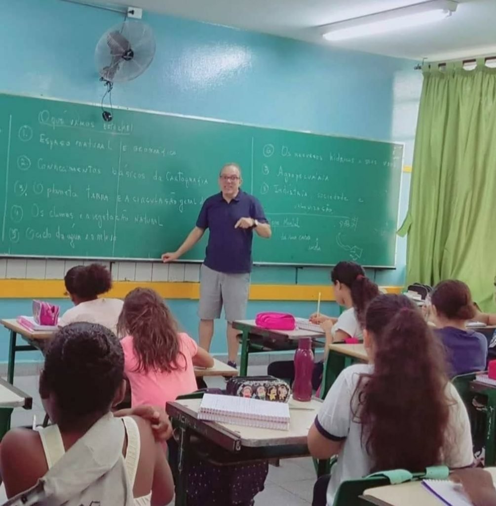Com dois cargos na Emef, de manhã o professor premiado internacionalmente dá aulas de Geografia e na parte da tarde e da noite ele leciona como professor orientador de informática educativa