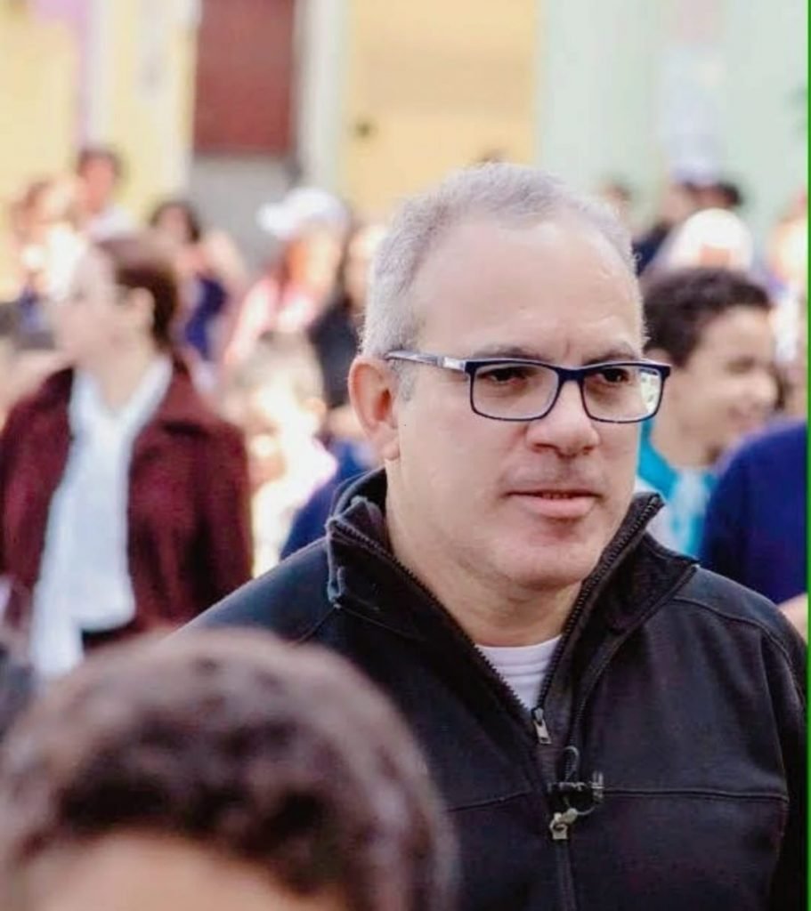 “Tenho dois cargos para poder arcar com as minhas despesas, porque tivemos uma defasagem de salário grande. Com apenas um cargo eu não conseguiria sobreviver”, relatou o professor que preferiu não revelar seu salário