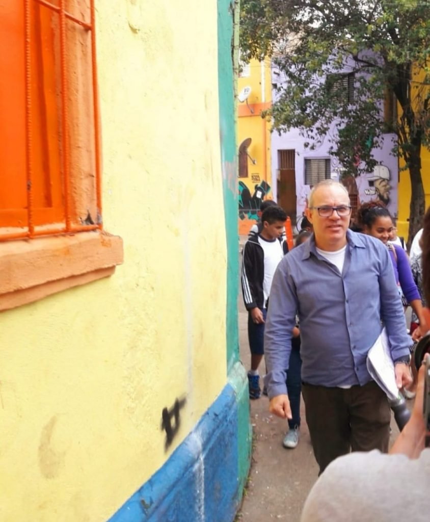 A situação da escola e dos estudantes que enfrentam a vulnerabilidade financeira e social mudou depois da iniciativa do professor Paulo