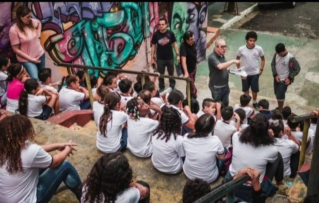 Com o projeto Aula Pública, desde 2010, Paulo Magalhães leva os alunos da Emef Duque de Caxias, no Glicério, para conhecerem as ruas e as histórias do bairro