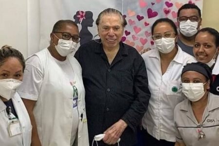 Silvio Santos recebe 3ª dose da vacina
