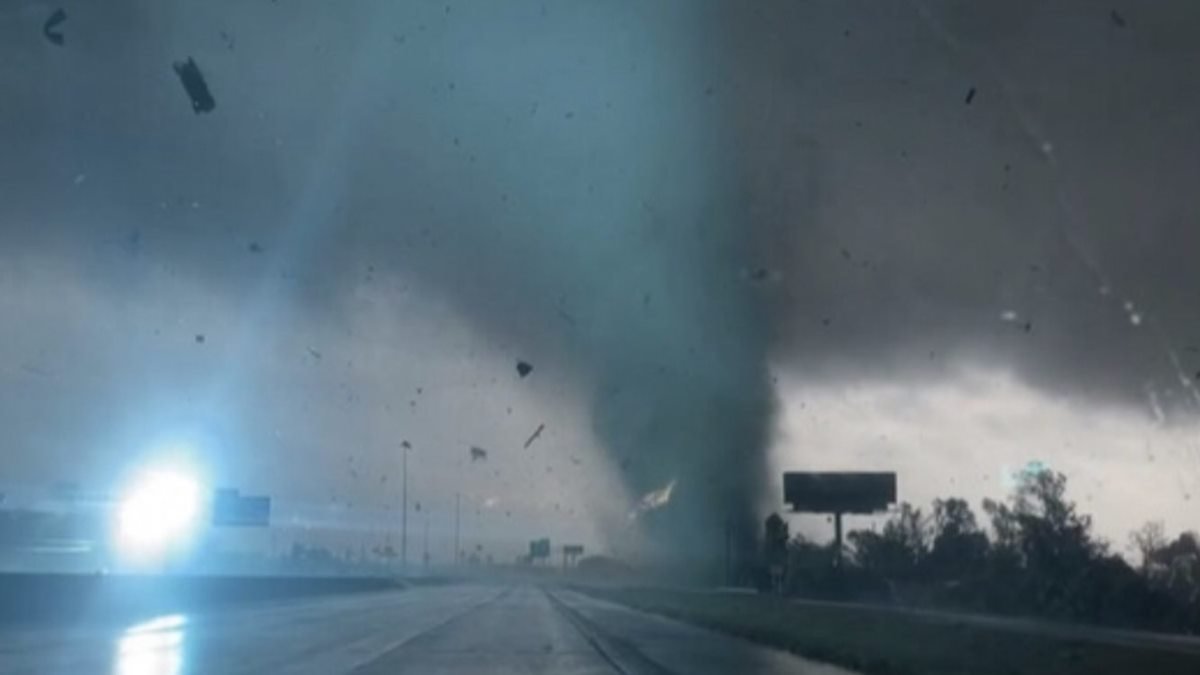 Tornado arremessa veículo no ar ao cruzar estrada nos EUA