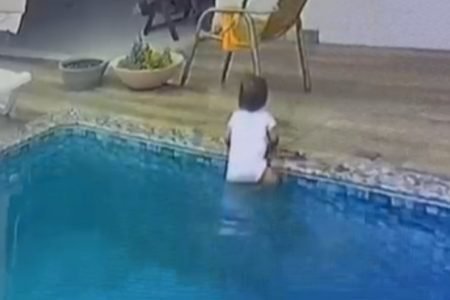 goias criança piscina salvamento