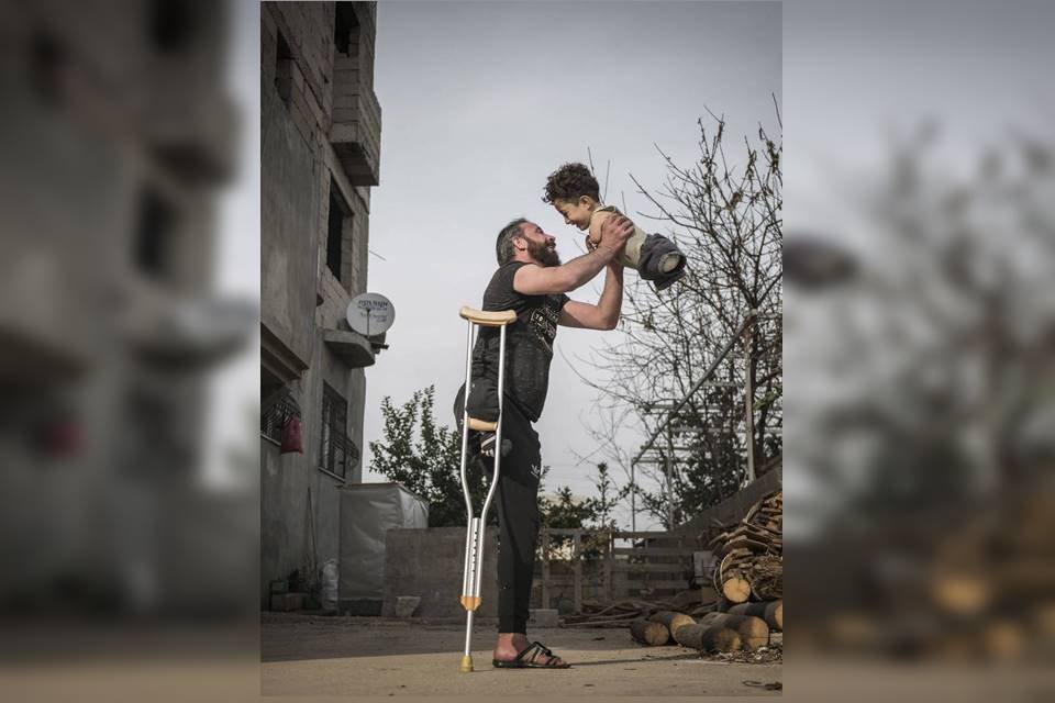 Foto de pai e filho feridos na Guerra na Síria vence prêmio