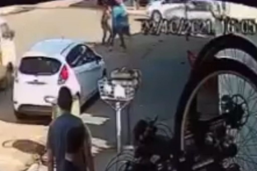 Idoso ataca faca comerciante goias