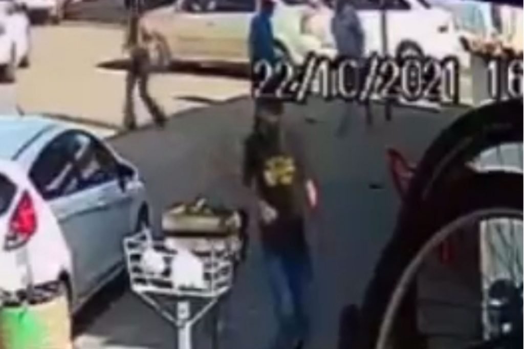 Idoso ataca faca comerciante goias