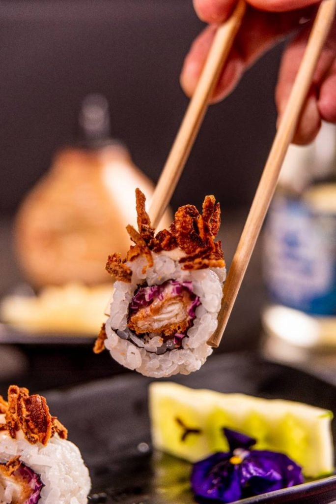 Uramaki de tempurá de peixe branco com pimenta e maionese