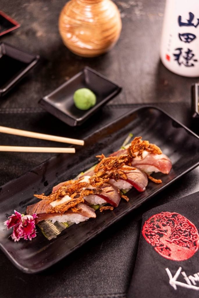 Niguiri de atum maçaricado com crispy de cebola