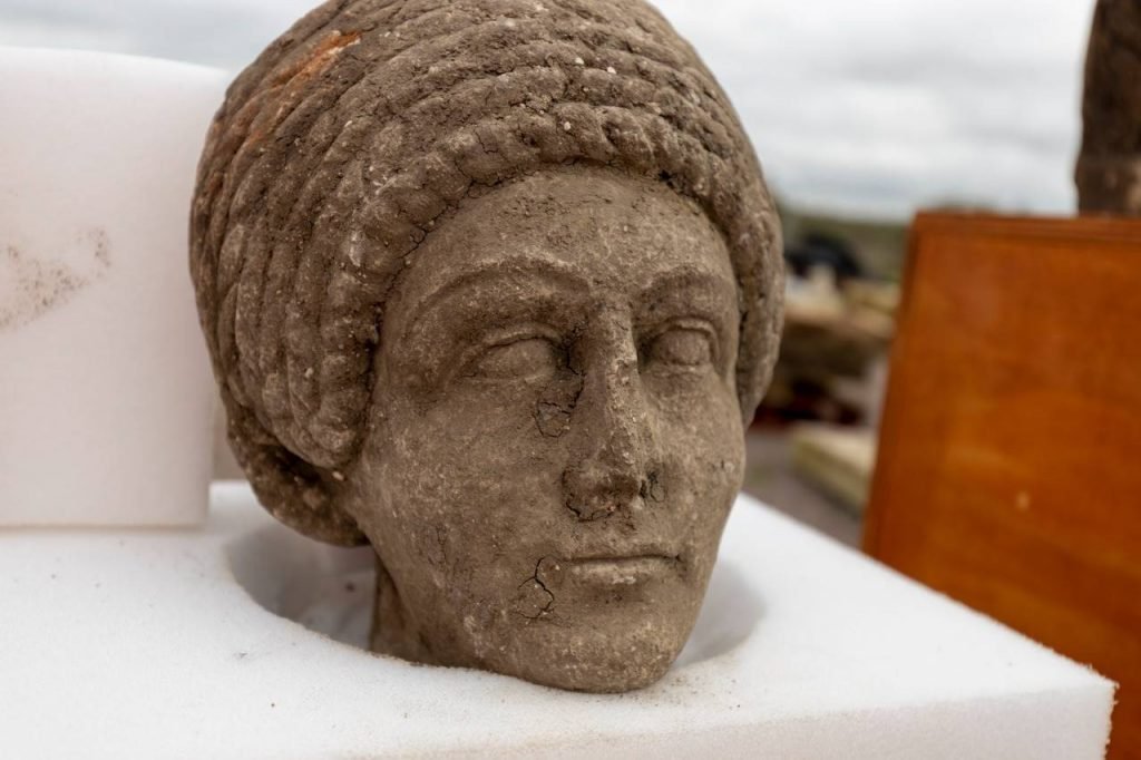 Cabeça feminina de estátua romana