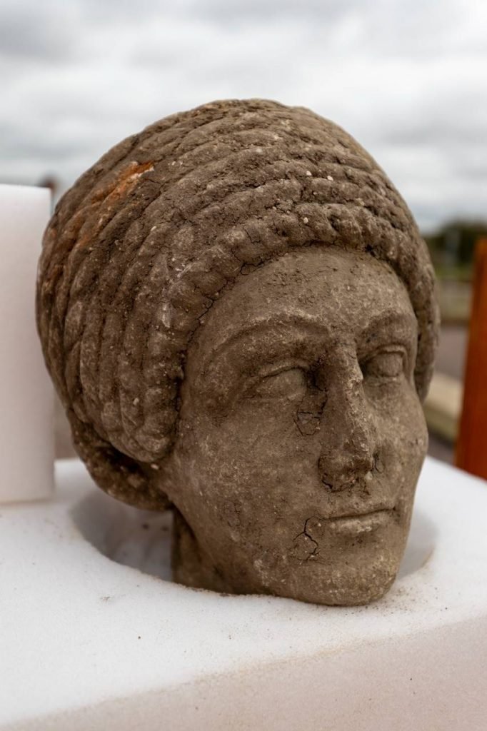 Cabeça feminina de estátua romana