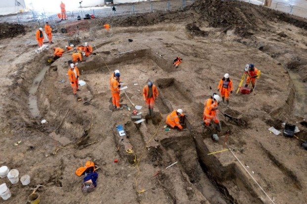 Arqueólogos do HS2 escavando artefatos romanos